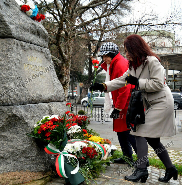 Издигнаха 8-метров трибагреник до паметника на Капитан Петко войвода