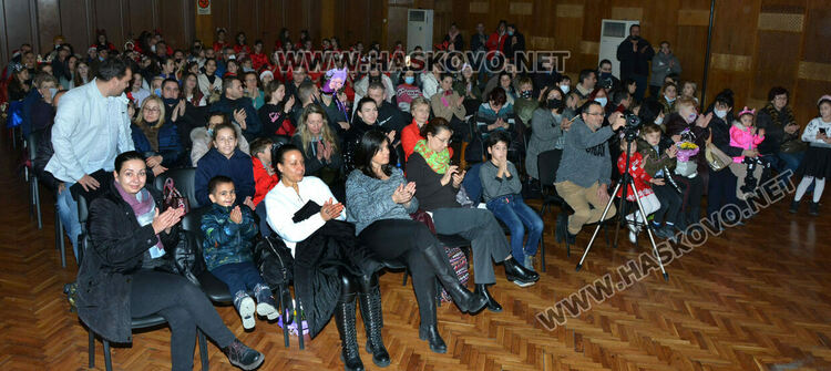 В Хасково започна 6-ото издание на Фестивала на коледната и новогодишната песен