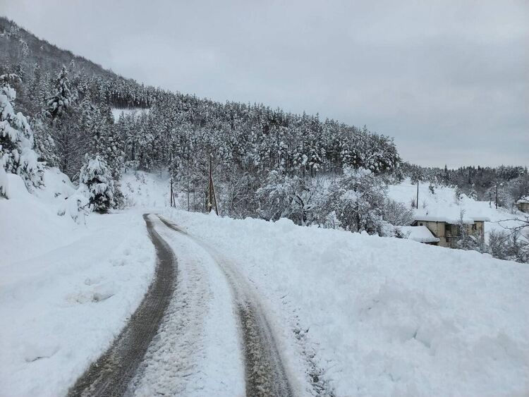 Близо метър сняг по високите места в Асеновградско, лек автомобил закъса през нощта