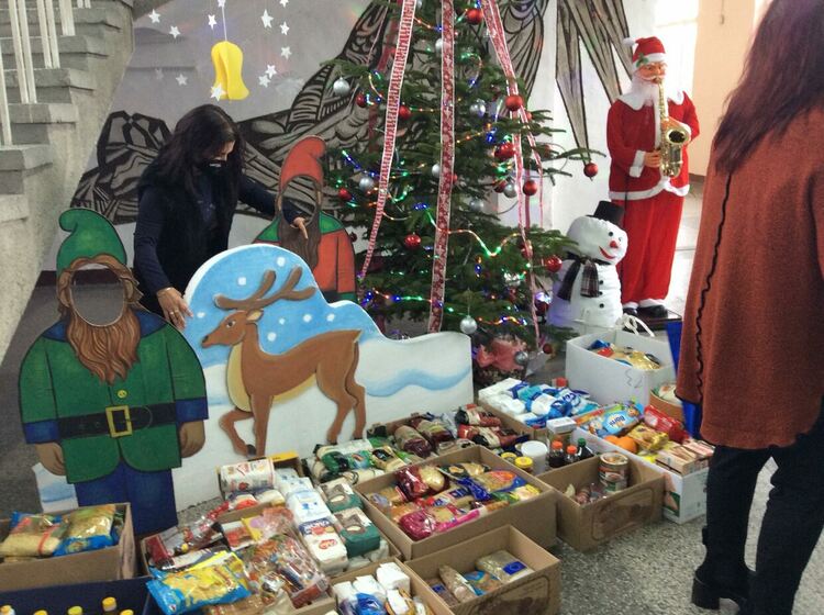 Учениците от СУ"Владимир Димитров Майстора" и писателя Хаки Кан поставиха началото на благотворителната акция "Коледни ангели"