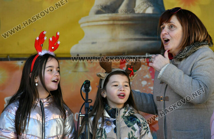 С песни край елхата приключи Националният фестивал на коледната и новогодишната песен