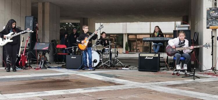 Коледно настроение завладя първомайци по време на благотворителния базар
