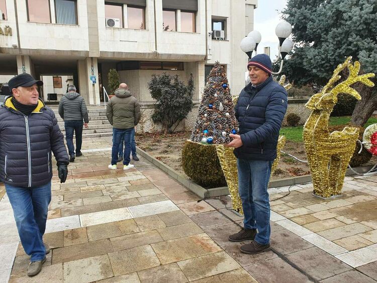 Коледно настроение завладя първомайци по време на благотворителния базар