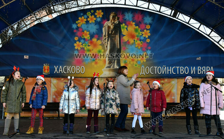 С песни край елхата приключи Националният фестивал на коледната и новогодишната песен