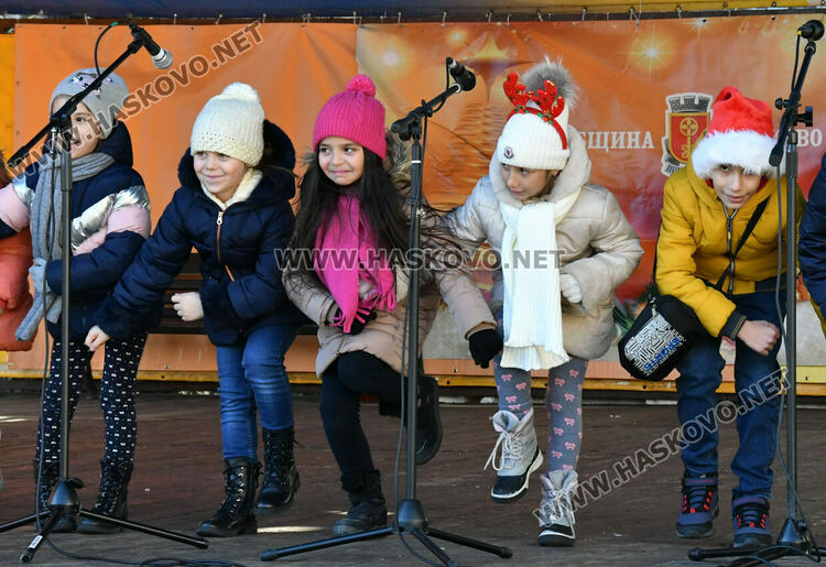 С песни край елхата приключи Националният фестивал на коледната и новогодишната песен