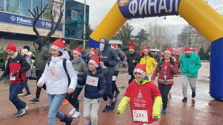 Бебе на 6 месеца взе участие в коледния крос в Асеновград 