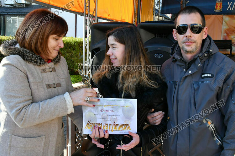 Катрин Димитрова /в средата/