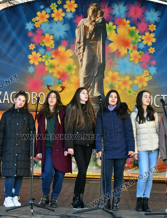 С песни край елхата приключи Националният фестивал на коледната и новогодишната песен