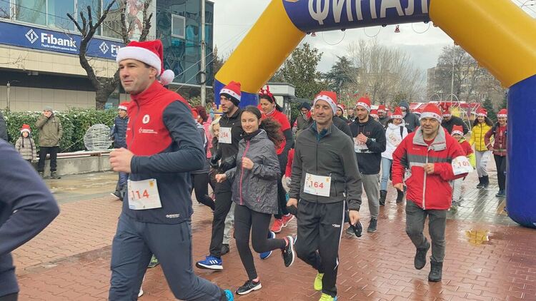 Бебе на 6 месеца взе участие в коледния крос в Асеновград 