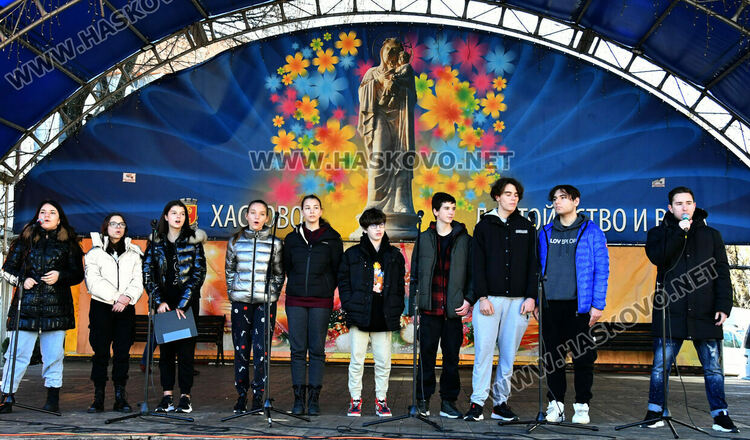 С песни край елхата приключи Националният фестивал на коледната и новогодишната песен