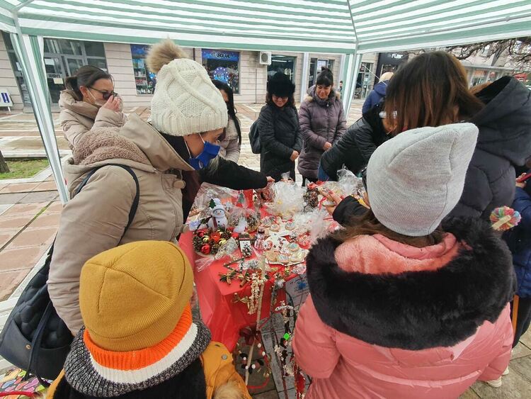 Коледно настроение завладя първомайци по време на благотворителния базар