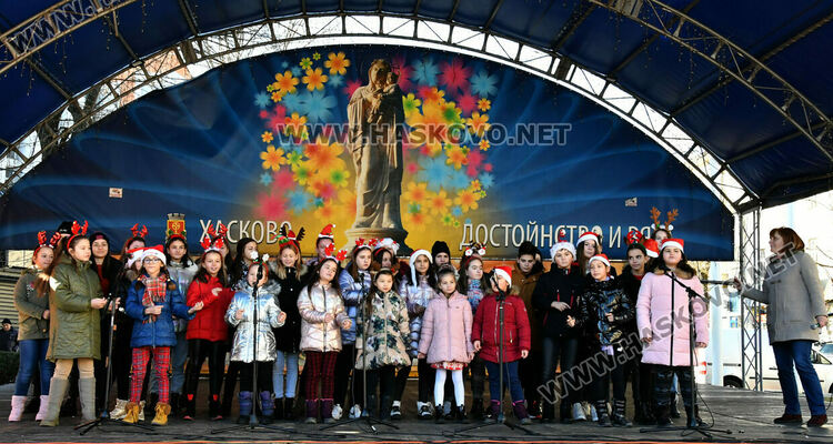 С песни край елхата приключи Националният фестивал на коледната и новогодишната песен