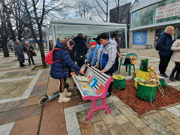Коледно настроение завладя първомайци по време на благотворителния базар