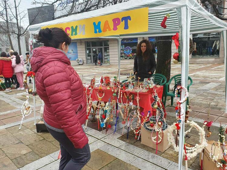 Коледно настроение завладя първомайци по време на благотворителния базар