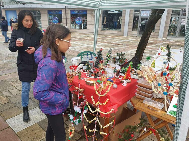 Коледно настроение завладя първомайци по време на благотворителния базар
