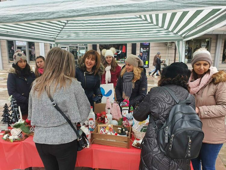 Коледно настроение завладя първомайци по време на благотворителния базар