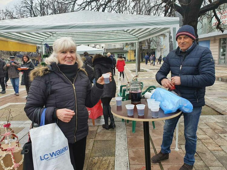 Коледно настроение завладя първомайци по време на благотворителния базар