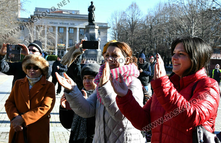 С песни край елхата приключи Националният фестивал на коледната и новогодишната песен