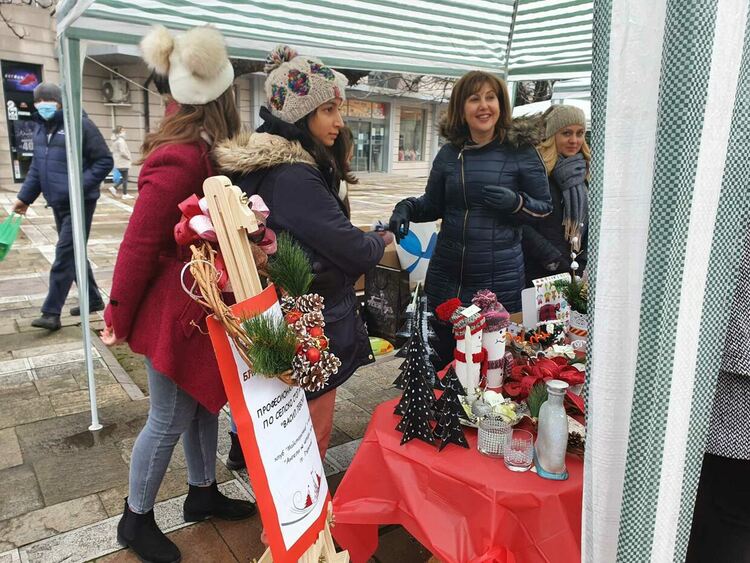 Коледно настроение завладя първомайци по време на благотворителния базар