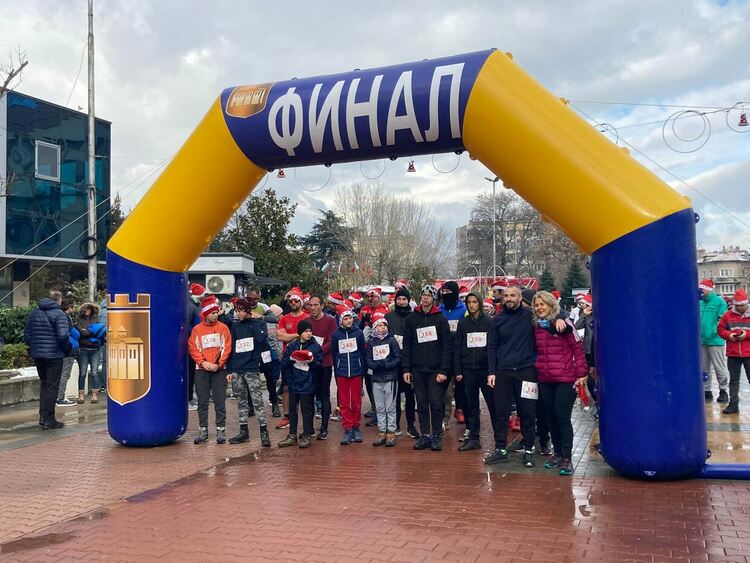 Бебе на 6 месеца взе участие в коледния крос в Асеновград 