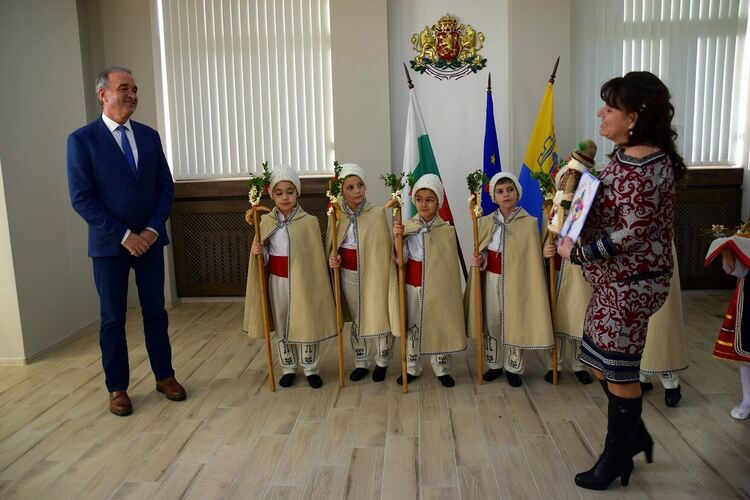 Малки коледари на посещение в сградата на община Асеновград 