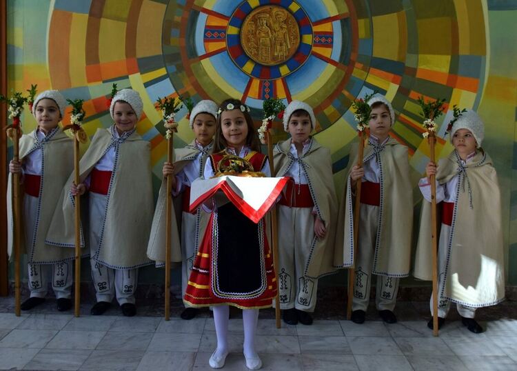 Малки коледари на посещение в сградата на община Асеновград 