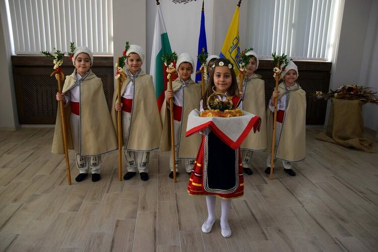 Малки коледари на посещение в сградата на община Асеновград 