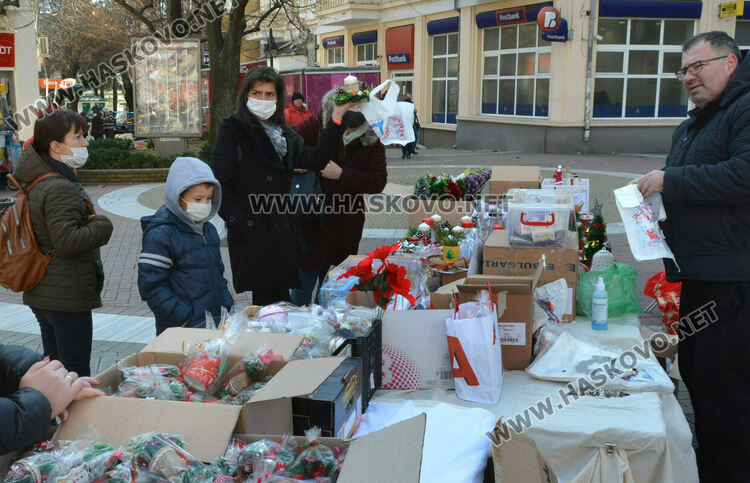 Коледен базар събира средства в помощ на Гого