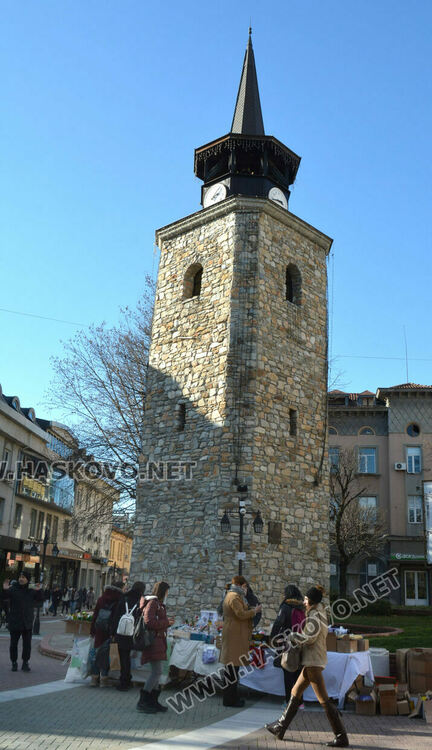 Коледен базар събира средства в помощ на Гого