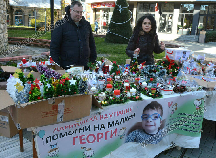 Коледен базар събира средства в помощ на Гого