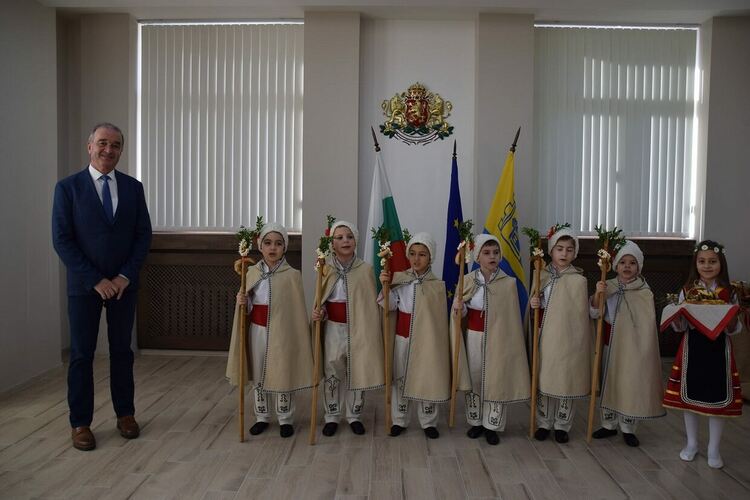 Малки коледари на посещение в сградата на община Асеновград 