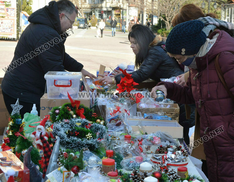Коледен базар събира средства в помощ на Гого