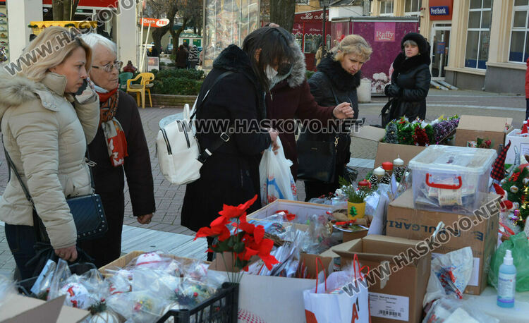 Коледен базар събира средства в помощ на Гого