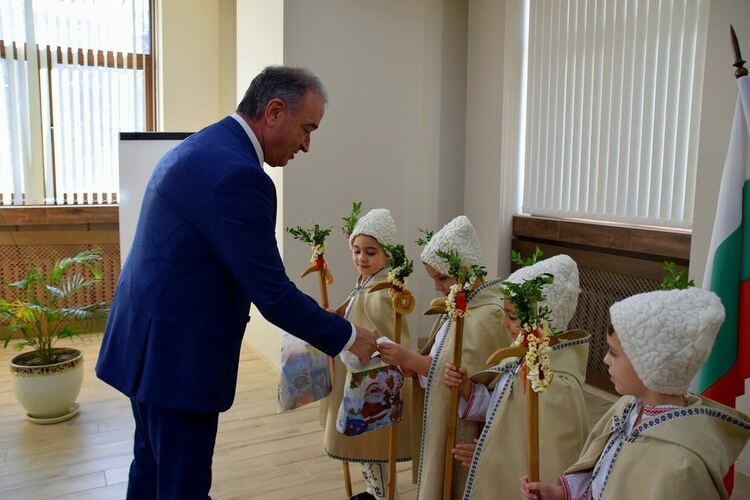 Малки коледари на посещение в сградата на община Асеновград 