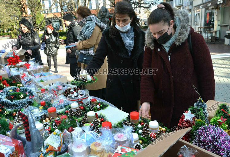 Коледен базар събира средства в помощ на Гого