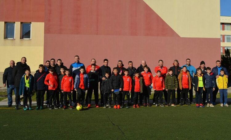 Срещу бащите си играха малките футболисти на "Борислав"