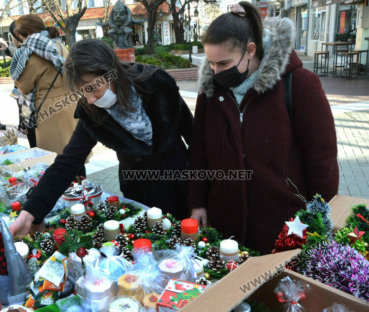 Коледен базар събира средства в помощ на Гого