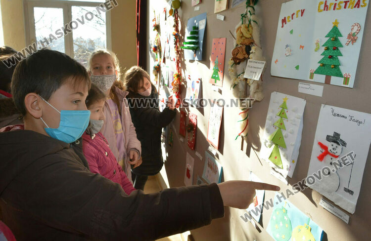 Наградиха ученици в читалище „Яворов“ за автентични сурвачки и коледни картички