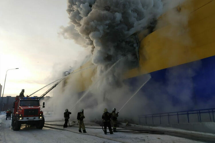 Гори голям търговски център в Русия