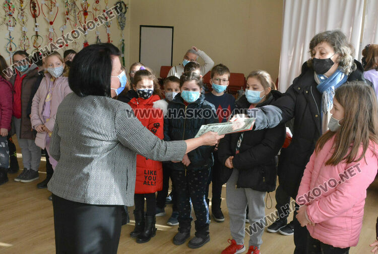 Наградиха ученици в читалище „Яворов“ за автентични сурвачки и коледни картички