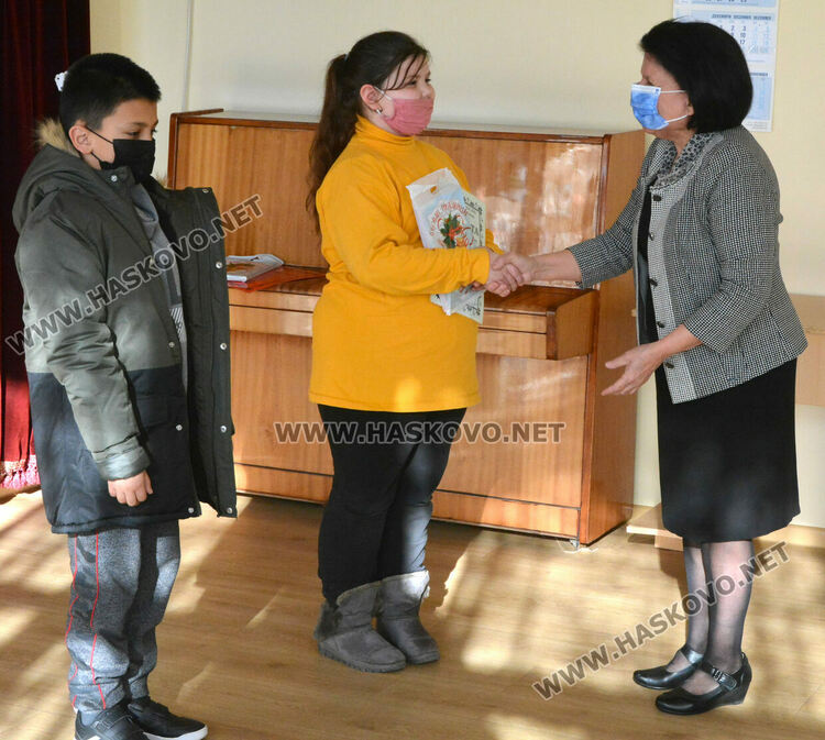 Наградиха ученици в читалище „Яворов“ за автентични сурвачки и коледни картички
