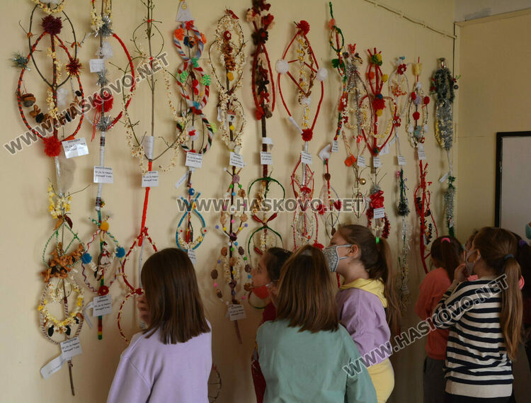 Наградиха ученици в читалище „Яворов“ за автентични сурвачки и коледни картички