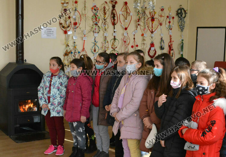 Наградиха ученици в читалище „Яворов“ за автентични сурвачки и коледни картички