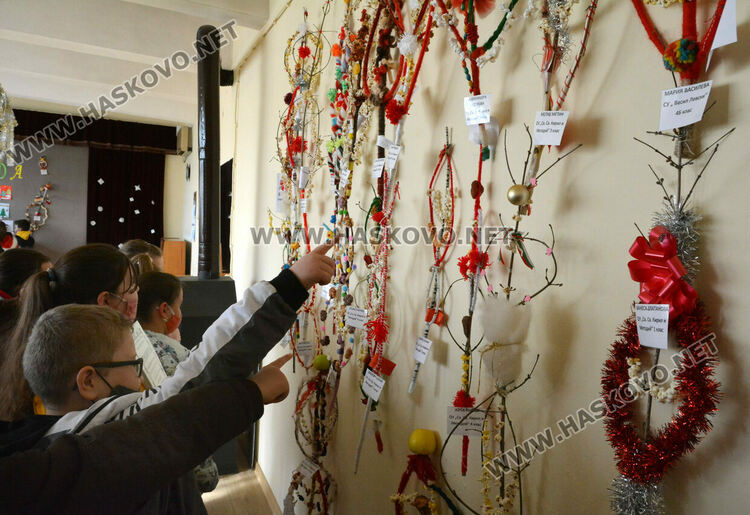 Наградиха ученици в читалище „Яворов“ за автентични сурвачки и коледни картички