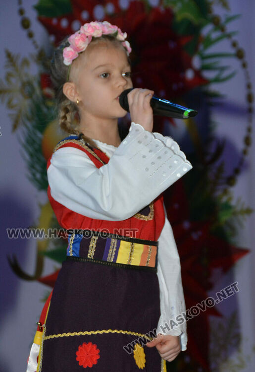 Изпълнители на български фолклор подариха празнично настроение на публиката в Хасково