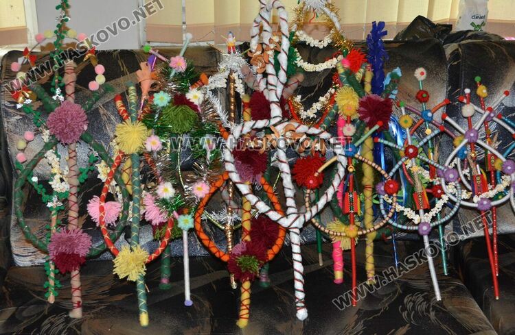 Тракийци и областният даряват сурвачки на деца от Неделното училище в Истанбул