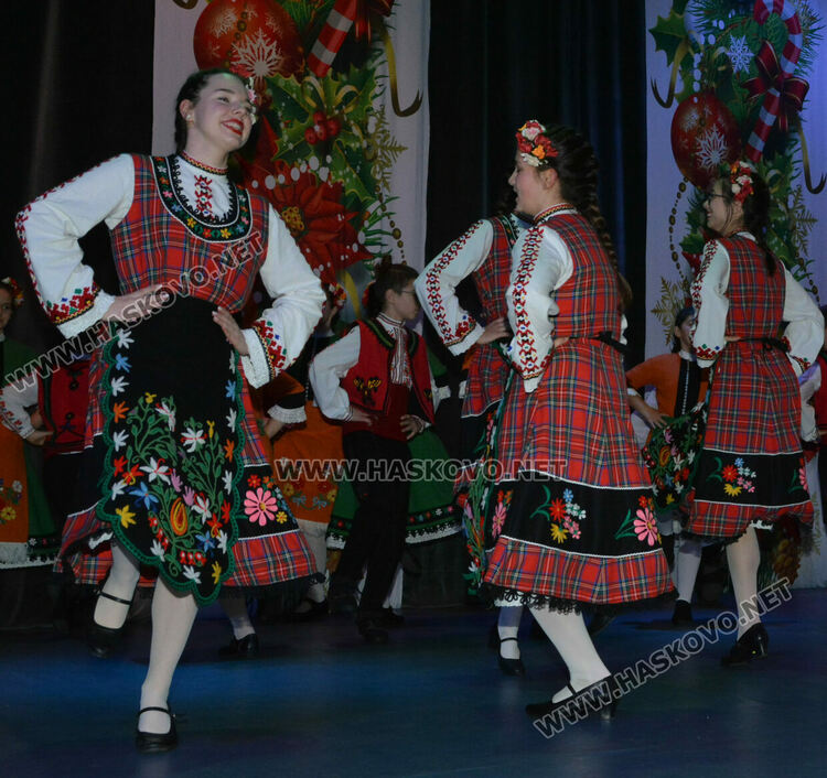 Изпълнители на български фолклор подариха празнично настроение на публиката в Хасково