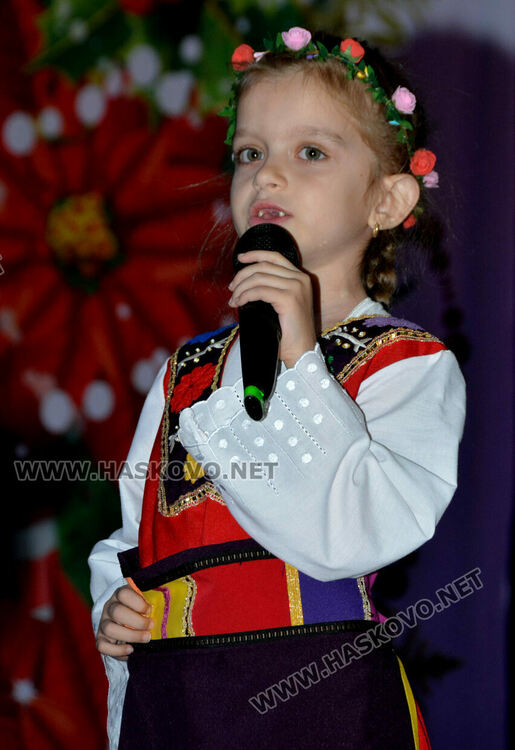 Изпълнители на български фолклор подариха празнично настроение на публиката в Хасково