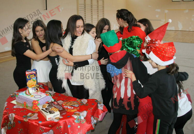Грациите от димитровградския СК "Афродита" създадоха приказно шоу по случай Коледа и 5-годишнината на клуба