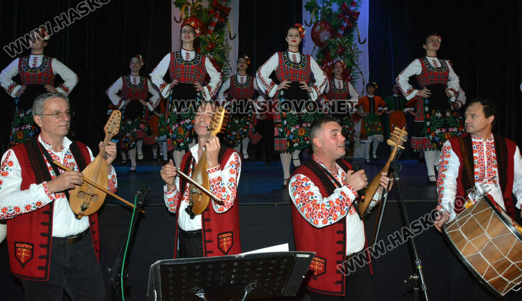 Изпълнители на български фолклор подариха празнично настроение на публиката в Хасково